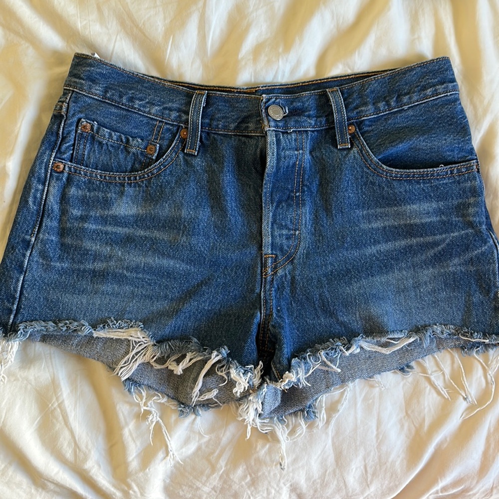 NWOT Levi’s 501 blue distressed denim jeans